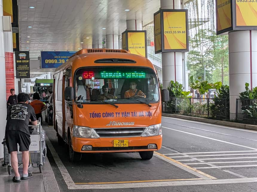ノイバイ空港T2ターミナル前に停車するハノイ68番バス