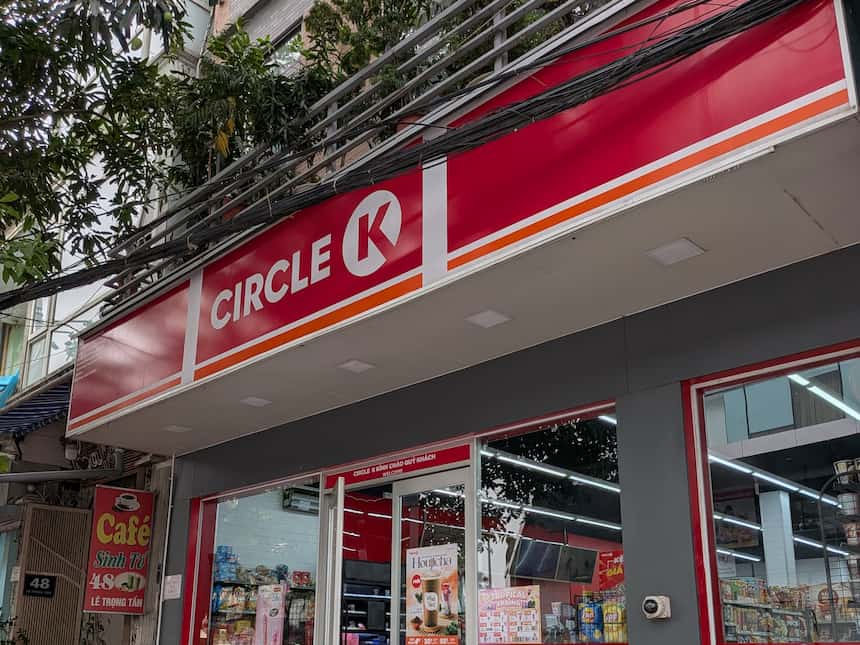 ハノイ市内のコンビニ「Circle K(サークルK)」の店舗外観