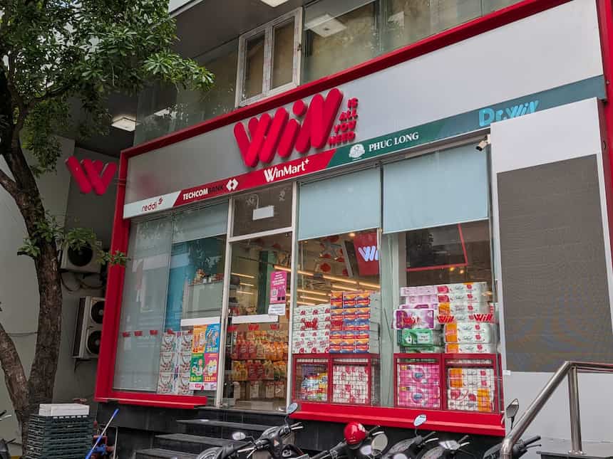 ベトナム・ハノイにあるコンビニ「WinMart」の店舗外観