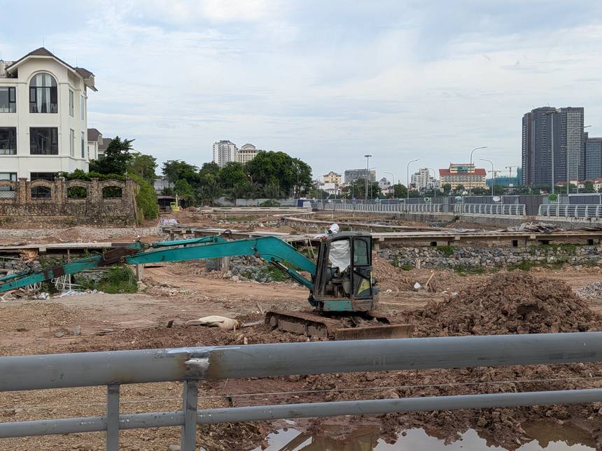 ベトナム都市部の大規模な建設・解体現場。重機が稼働し、粉塵が舞いやすい環境。