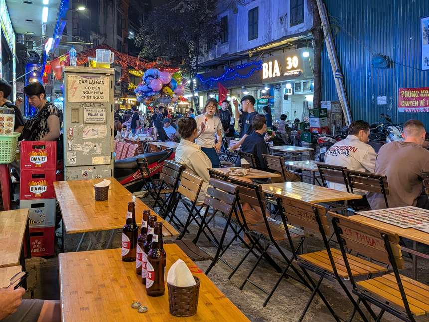 夜の屋外ビール店でにぎわうテーブル(ビアホイ)