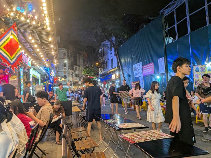 ハノイ旧市街のターヒエン通り(通称ビアストリート)の夜のにぎわい