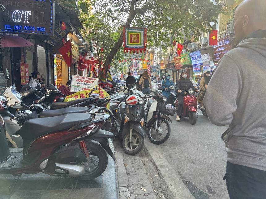 ベトナムの旧市街の路地。歩道にバイクが所狭しと駐輪し、車道にもバイクが行き交う。