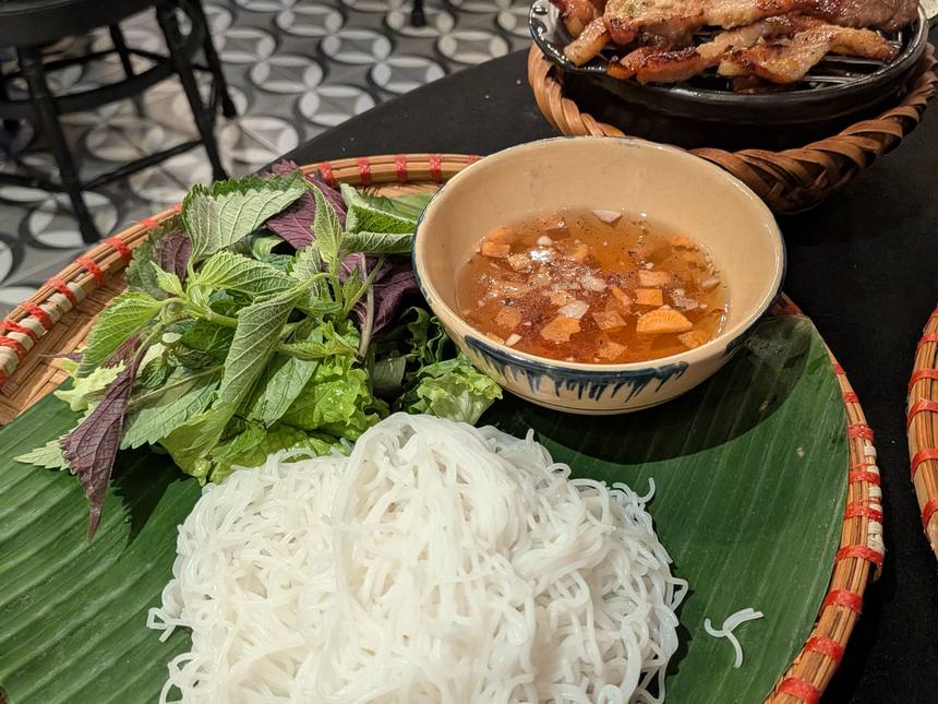 ブンチャー一式──竹ざるの米麺、炭火焼き肉、つけだれ(ヌクチャム)、生野菜の盛り合わせ