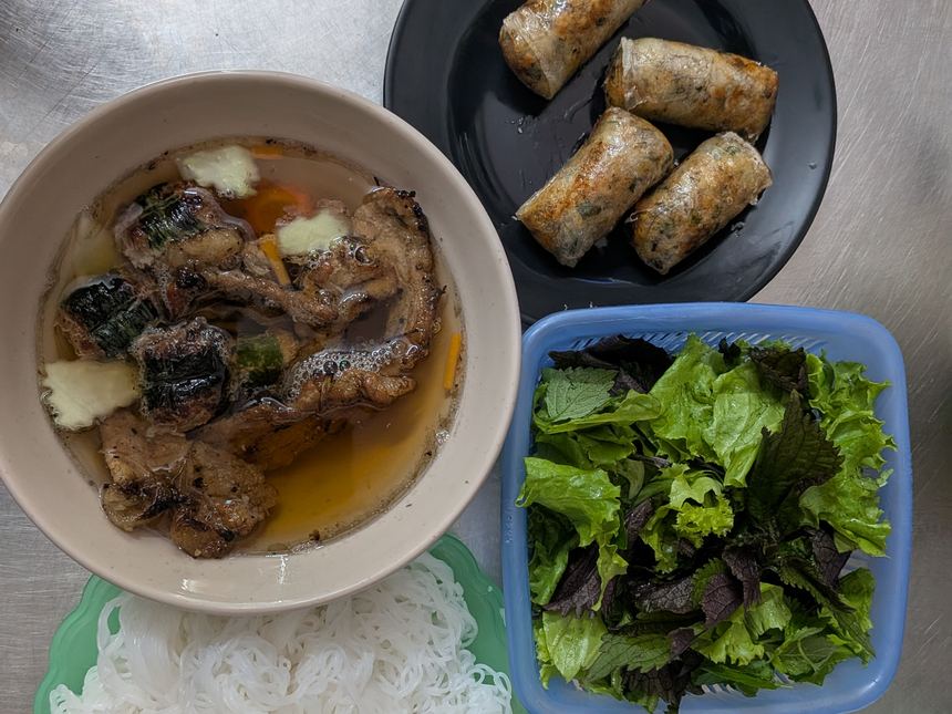 ブンチャーのつけ麺スタイル──焼き肉入りのつけだれ、米麺(ブン)、揚げ春巻き(ネム)、香草かご