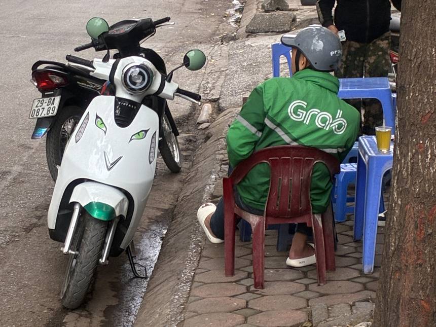 ベトナムの配車アプリGrabのドライバー。緑のジャケットが目印。Grabは登録したクレジットカードで自動決済され、現金不要で移動できる。