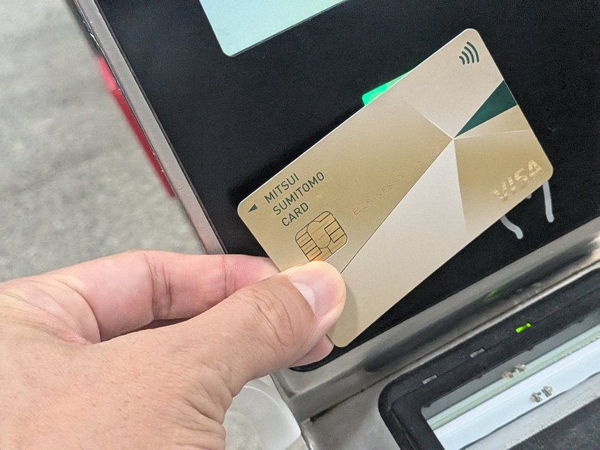 三井住友カード（VISA）を決済端末にタッチして支払う様子。ベトナムで持っていくならVisaかMastercardが最も加盟店が多く確実。