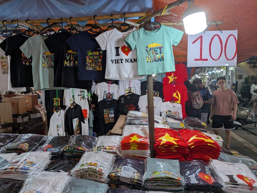 ベトナムのナイトマーケットのTシャツ露店。プリントTシャツが1枚100,000ドン均一で並ぶ。