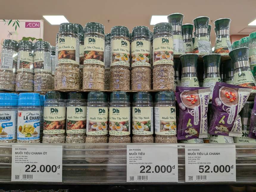 ベトナムのスーパーの棚に並ぶDH Foodsのムオイティウ（塩胡椒ミックス）各種。価格は22,000〜52,000ドンと手頃で、値札どおりに買える。