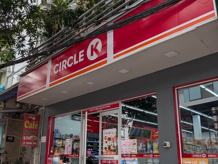 ベトナムの路面のコンビニ「Circle K」。到着初日にコンビニで買い物をして500,000ドンの高額紙幣を崩し、少額紙幣を確保しておくと屋台などで役立つ。