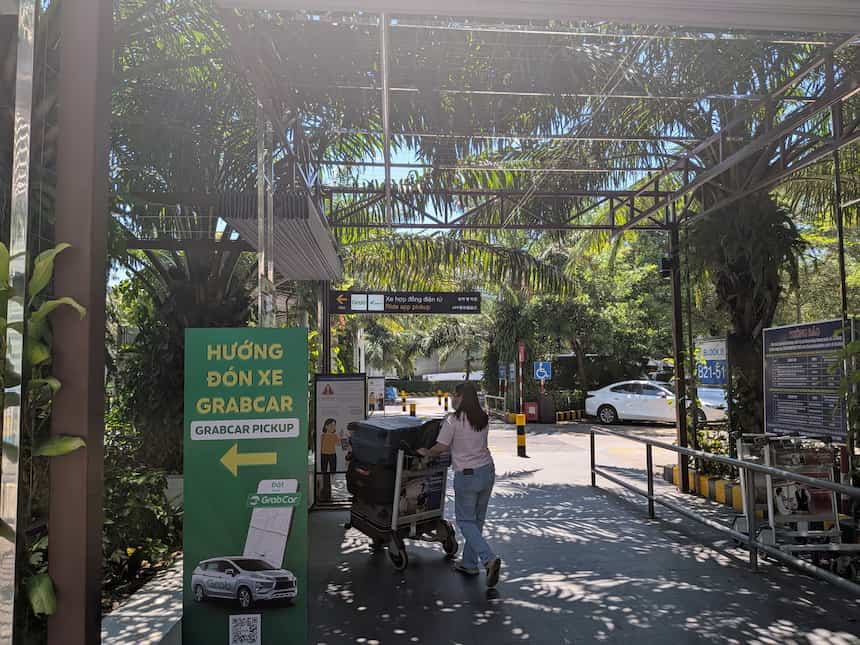 ダナン空港のGrab乗り場への案内サイン（Ride app pickup）