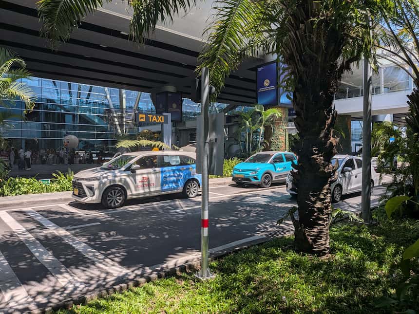 ダナン空港のタクシー乗り場（「TAXI」サインとTiên Sa Taxi）