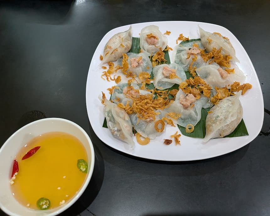 バナナの葉で包んだ蒸し菓子バインナム（Bánh Nậm）