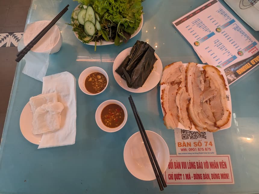 ダナン名物バインチャンクオンティットヘオ（豚肉のライスペーパー巻き）