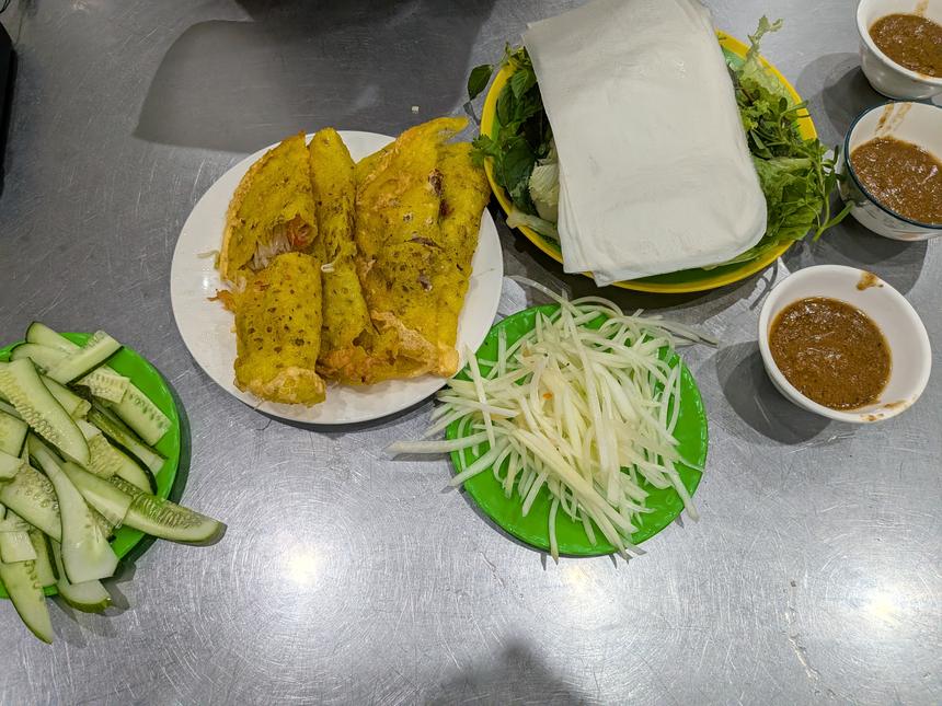 ダナンのバインセオ専門店バ・ズオン（Bà Dưỡng）の一式。黄金色のバインセオにライスペーパー・香草・タレが添えられる