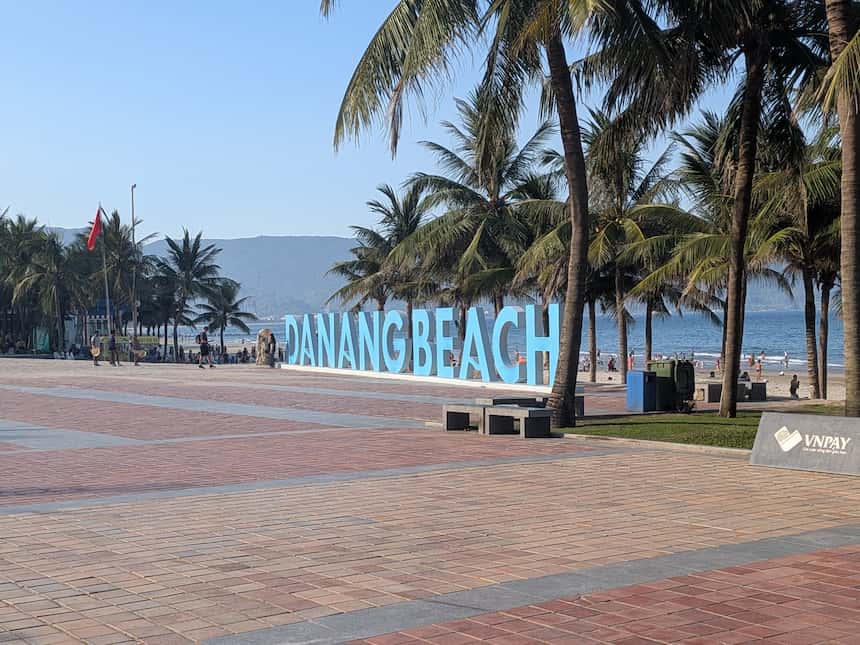 ダナンビーチの「DANANG BEACH」サインと整備された海沿いの遊歩道|歩道が整備され歩きやすい観光都市ダナン
