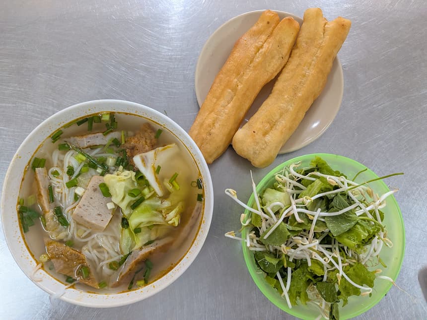 ダナン発祥のブン・チャーカー（Bún Chả Cá／魚のすり身入り麺）