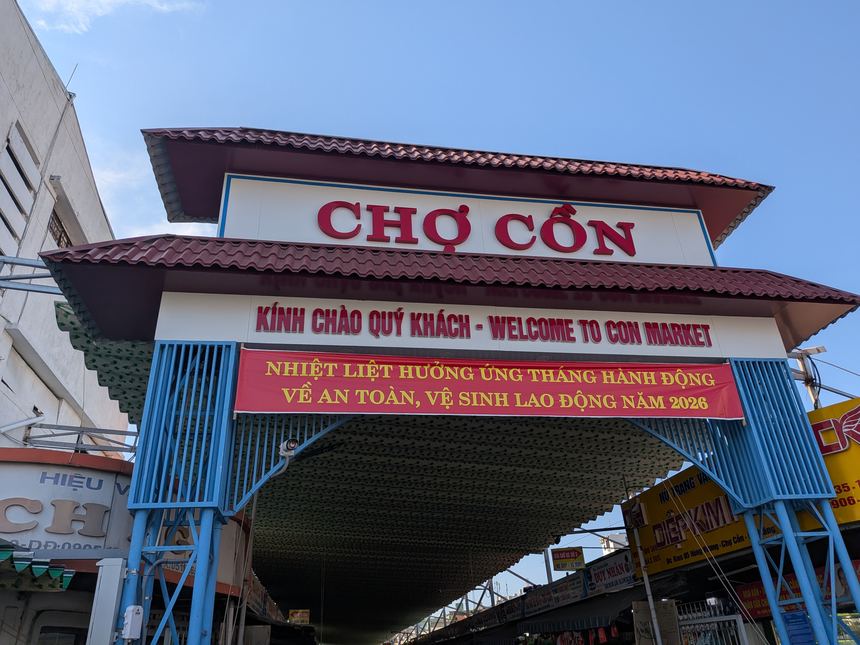 ダナンのコン市場（Chợ Cồn）の正面ゲート