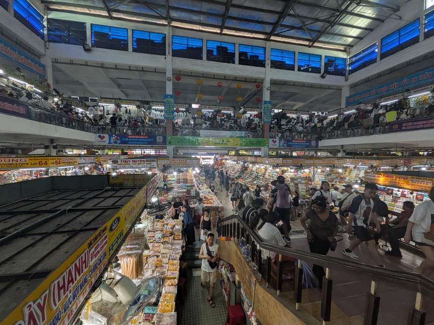 ダナンのハン市場（Chợ Hàn）の館内。2階建ての売り場に多くの買い物客が行き交う