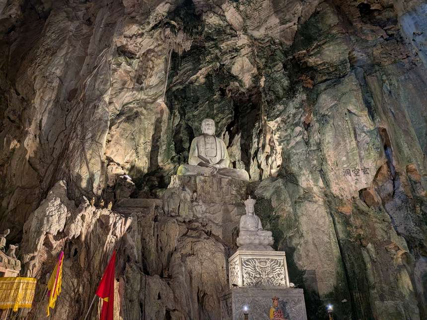 五行山（マーブルマウンテン）の洞窟寺院に安置された石仏