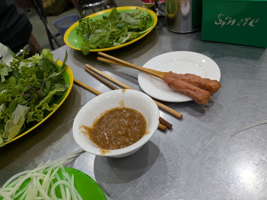 ネムルイ。レモングラスに豚ひき肉を巻いて焼いた中部の串焼きと、ピーナッツベースのタレ・香草