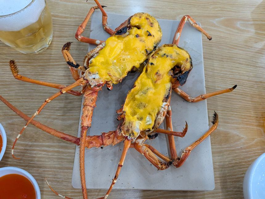 ダナンの海鮮レストランで提供される、伊勢エビ(ロブスター)のチーズ焼き