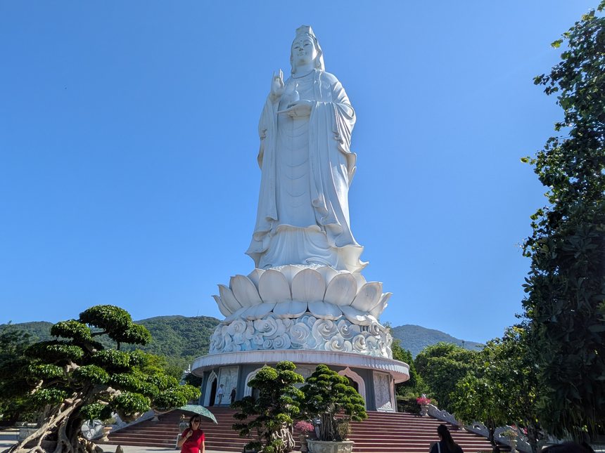 ダナン・ソンチャ半島のリンウン寺にそびえる巨大な白い観音像（Lady Buddha）