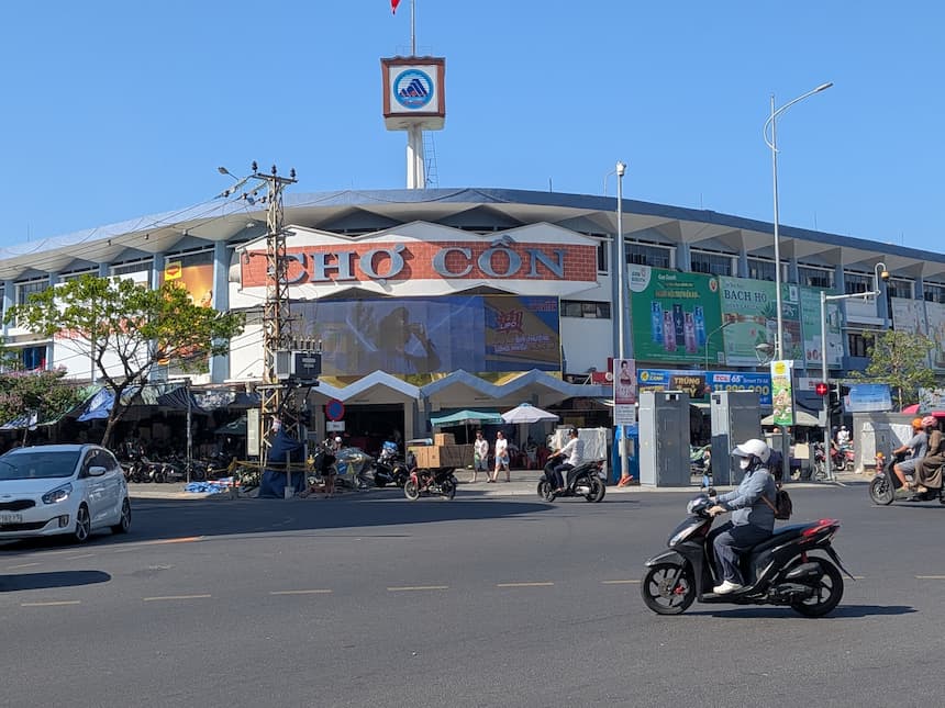 ダナンのコン市場(Chợ Cồn)の外観と「CHỢ CỒN」の看板