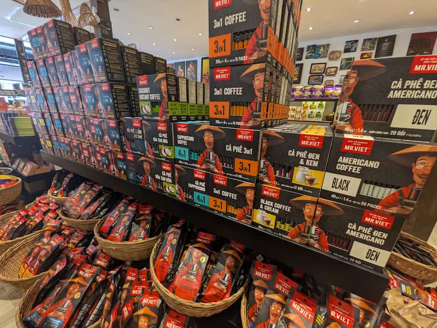 ダナンのお土産店に積まれたベトナムコーヒー(Mr.Viet)のドリップ・インスタント各種