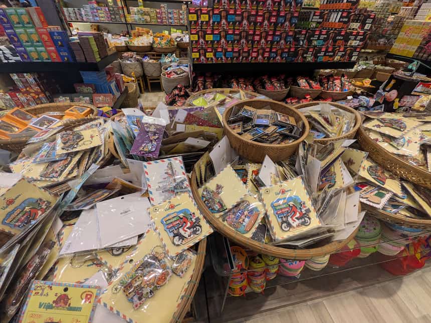 ダナンのお土産店に並ぶベトナムのマグネット土産とMr.Vietコーヒー