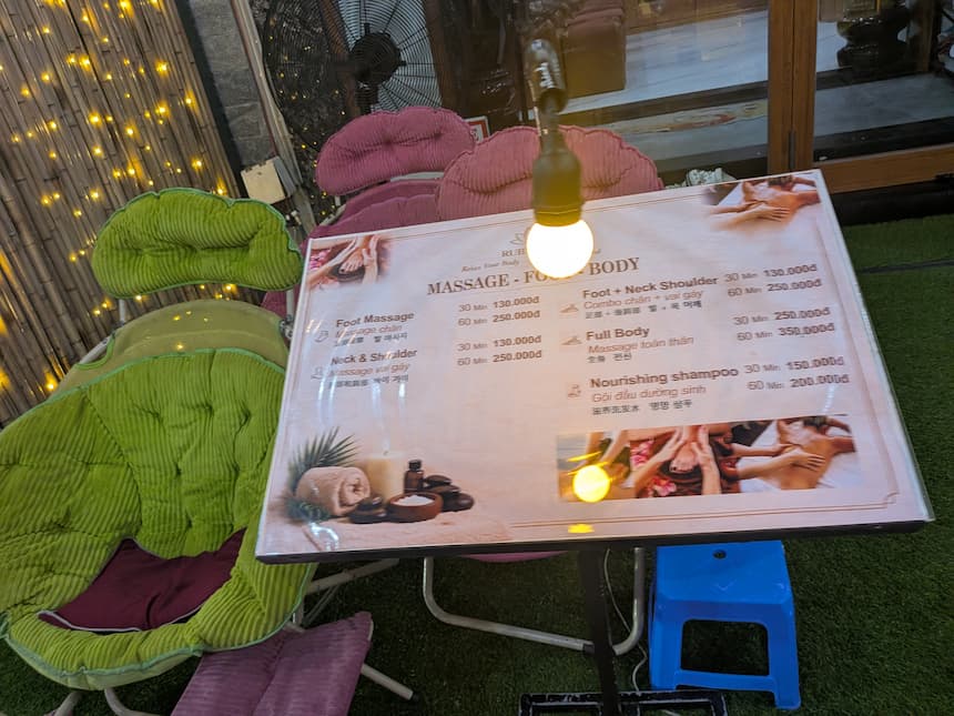 ダナンの街なかにある屋外フットマッサージ店（リクライニングチェア席）