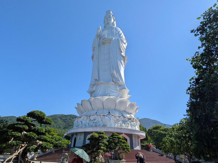 ダナンのリンウン寺に立つ巨大な白い観音像（レディブッダ）。蓮の花の台座と青空