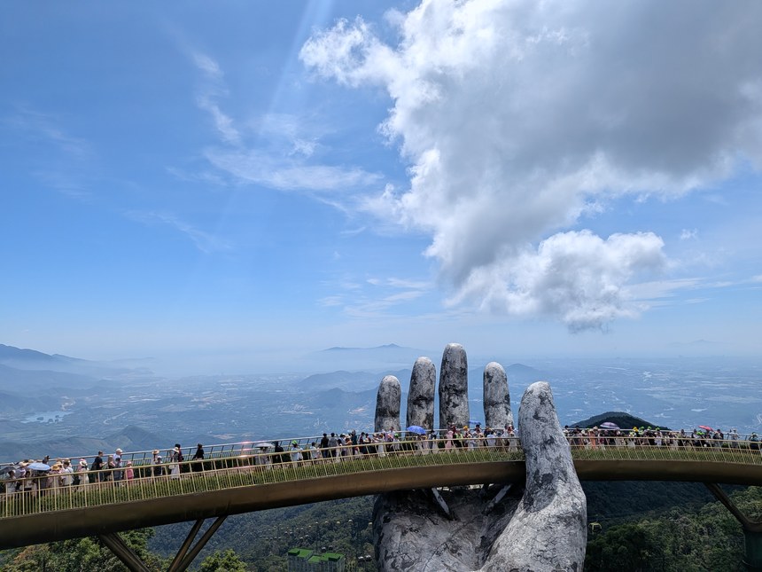 ダナン郊外バーナーヒルズのゴールデンブリッジ（黄金の橋）。巨大な石の手が支える歩道橋と山岳の絶景