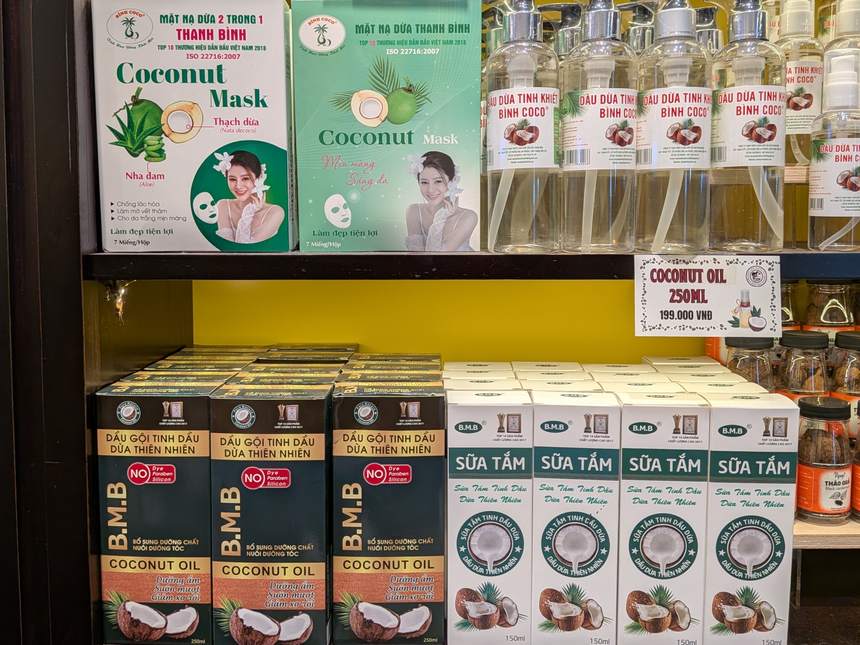 ベトナムの土産店の棚に並ぶココナッツ由来のナチュラルコスメ（ココナッツマスク・ココナッツオイル・ボディウォッシュ）