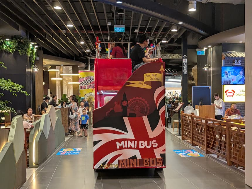 イオンモール・ハドン店のテーマパーク風2階建てミニバス型ライド