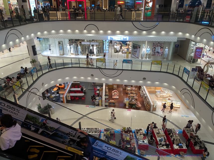 イオンモール・ロンビエン店の館内｜吹き抜けから見た専門店フロアとフードコート