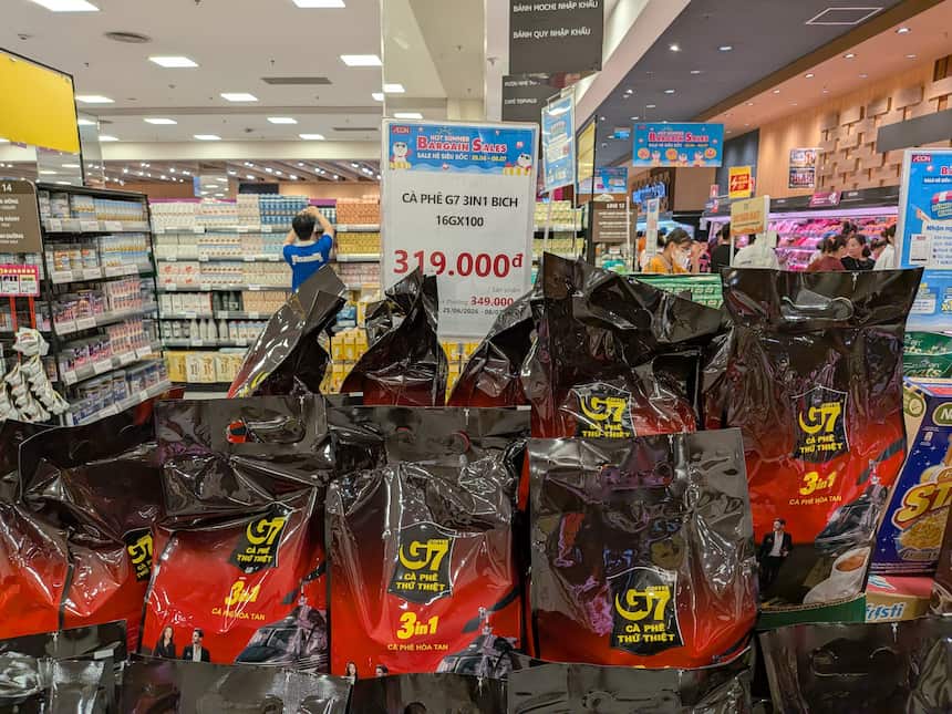 イオンモール・ロンビエン店で特売されるG7コーヒー3in1の大袋｜100本入りで約319,000ドン