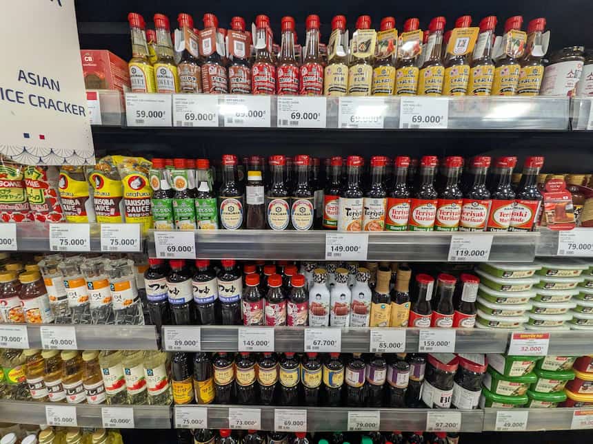 イオンモール・ロンビエン店のスーパーに並ぶ日本の調味料｜めんつゆやソースなど