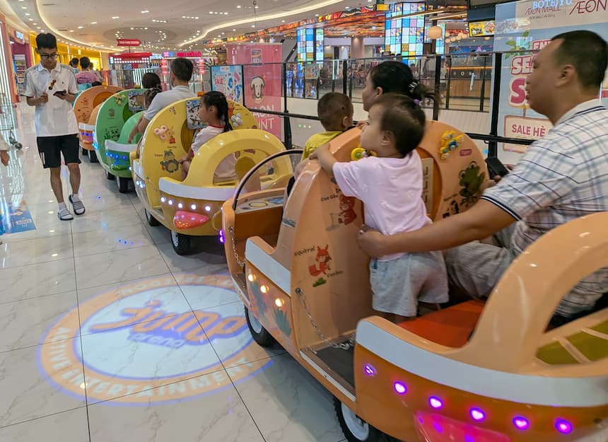 イオンモール・ロンビエン店の子ども向け遊具トレインに乗るファミリー