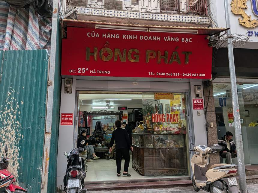 ハノイ旧市街ハーチュン通り周辺の金・銀店「HỒNG PHÁT」。看板にはVàng Bạc(金銀)の文字。金行はレートの良い両替先として旅行者にも使われる。