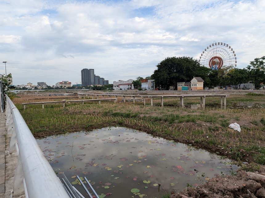 2026年6月、工事で水を抜かれ重機が入った西湖の元・蓮畑（背後に西湖ウォーターパークの観覧車）