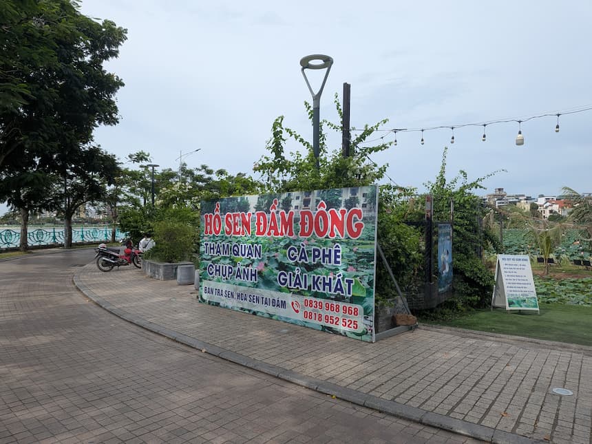 ダムドン蓮池（Hồ Sen Đầm Đông）の入口看板