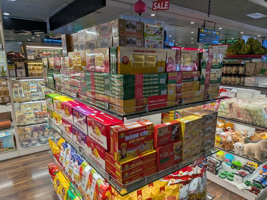 ベトナムの空港の免税店・土産店に並ぶお菓子のお土産