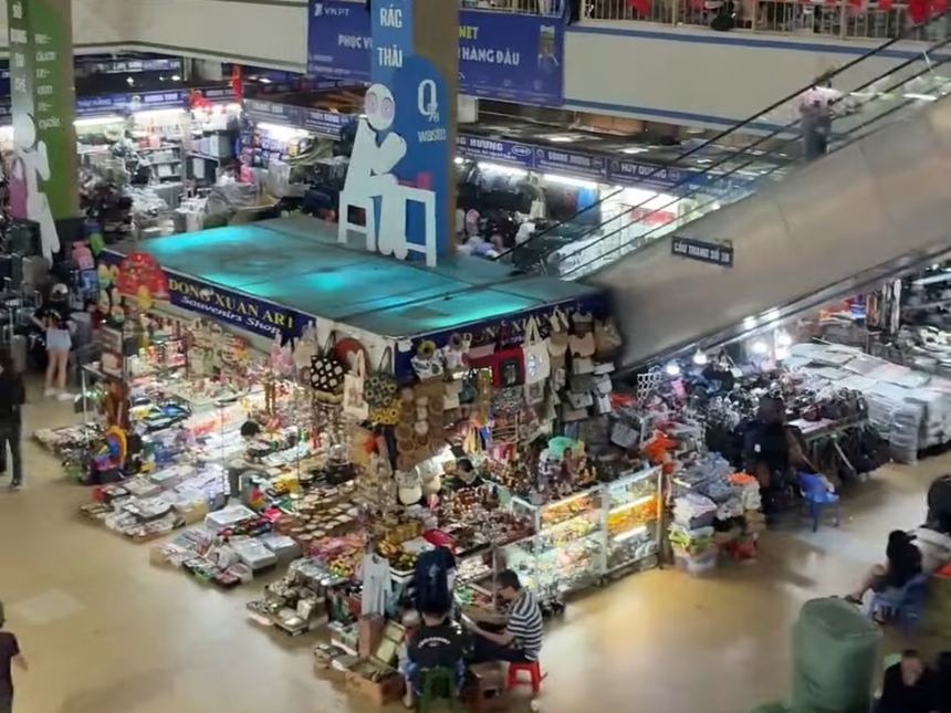 ハノイのドンスアン市場の店内。土産物や衣料品の店がひしめく大型屋内市場を俯瞰した様子