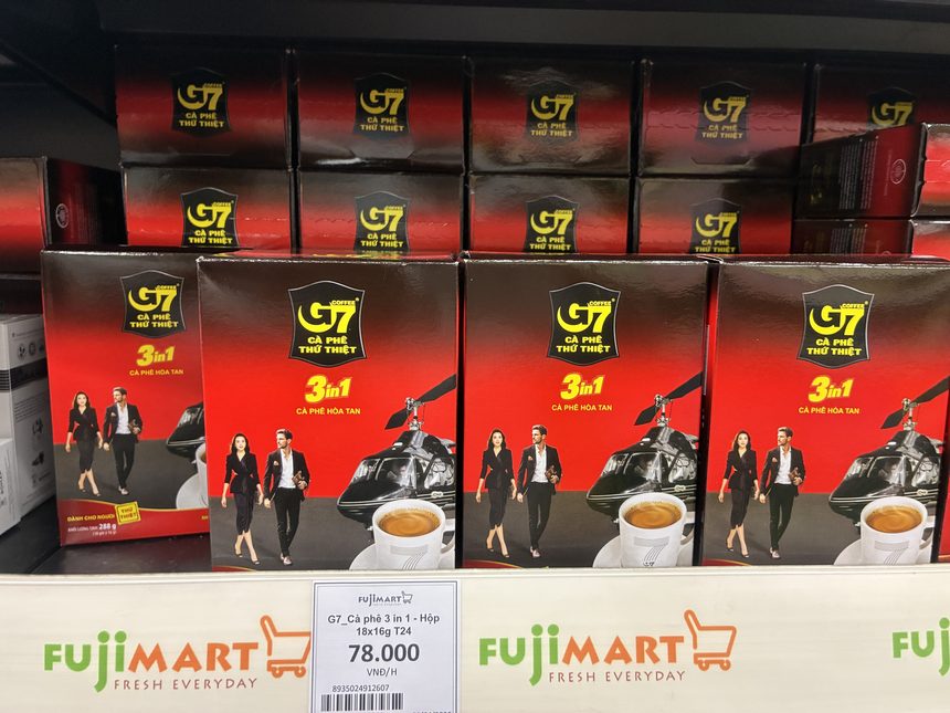スーパーの棚に並ぶG7の3in1インスタントコーヒー。ばらまき土産の定番