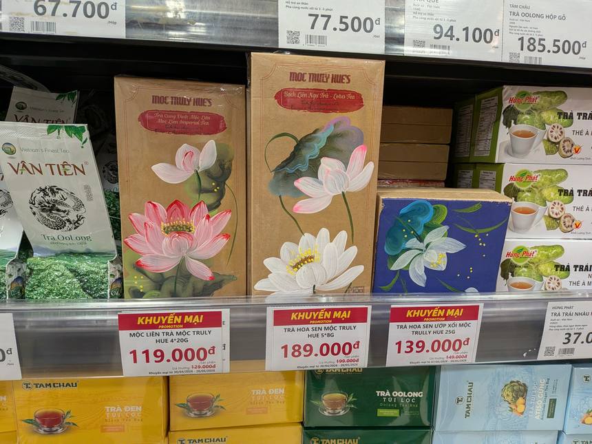 蓮の花をあしらったパッケージの蓮茶（ロータスティー）がスーパーの棚に並ぶ