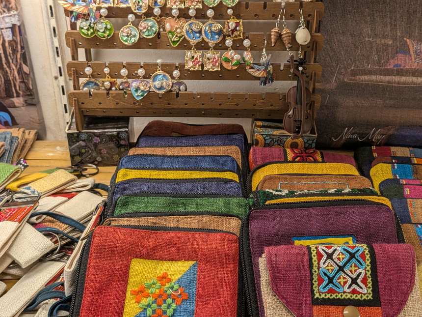 旧市街の雑貨店に並ぶ刺繍ポーチや財布、アクセサリー