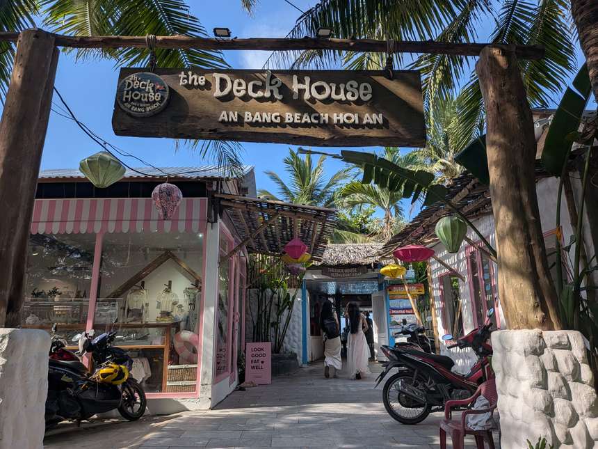 ホイアンのアンバンビーチにあるビーチレストラン「The Deck House」の入口。ヤシの木と提灯