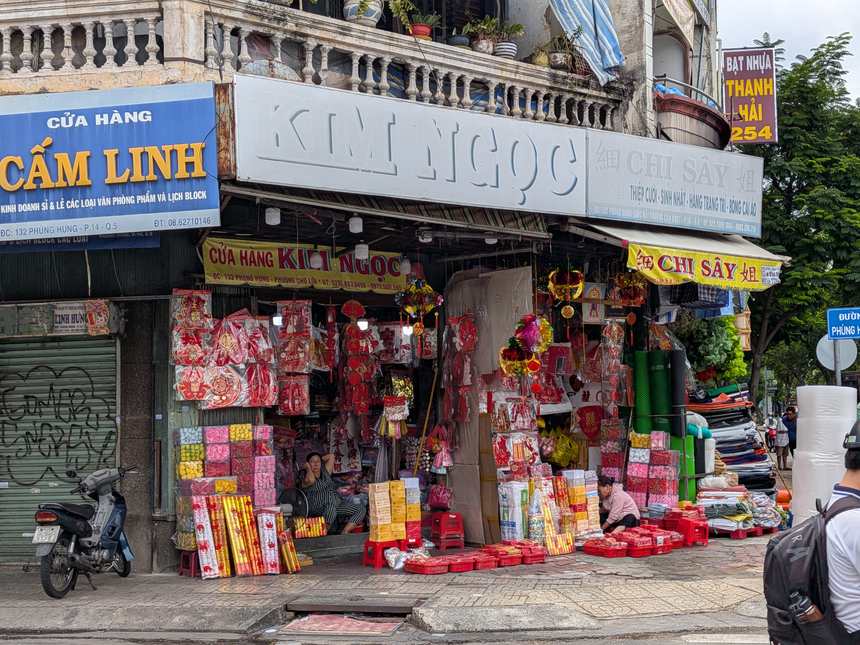 ホーチミンの街角の雑貨店に並ぶテト(旧正月)の赤い飾り物や贈答品