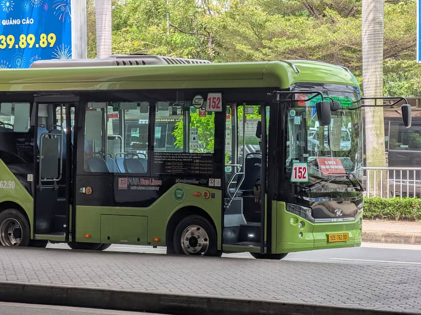 空港〜市内を結ぶ最安の電気路線バス152番(FUTA Bus Lines)